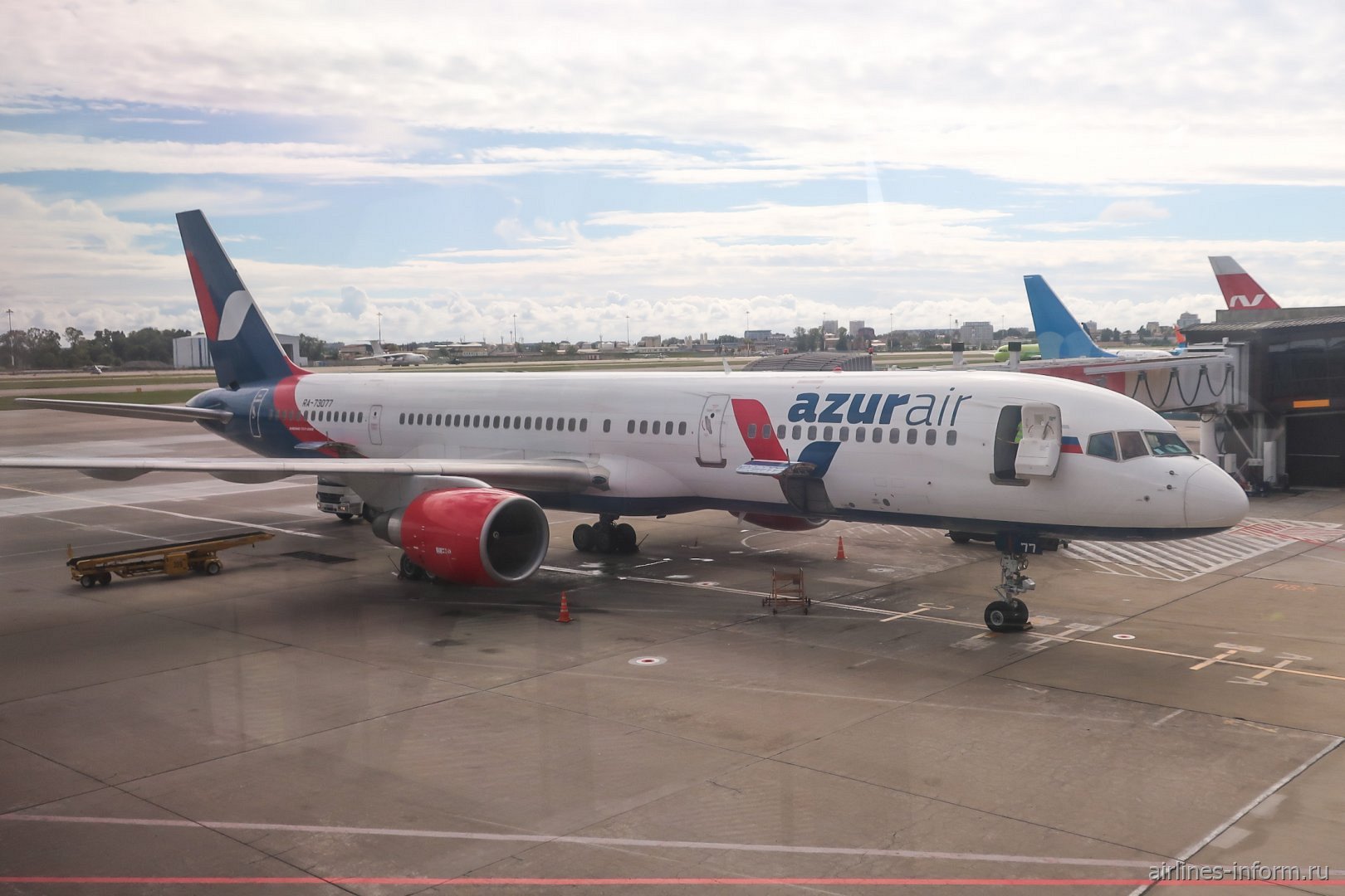 �����-757-200 ������������ Azur Air � ��������� ����